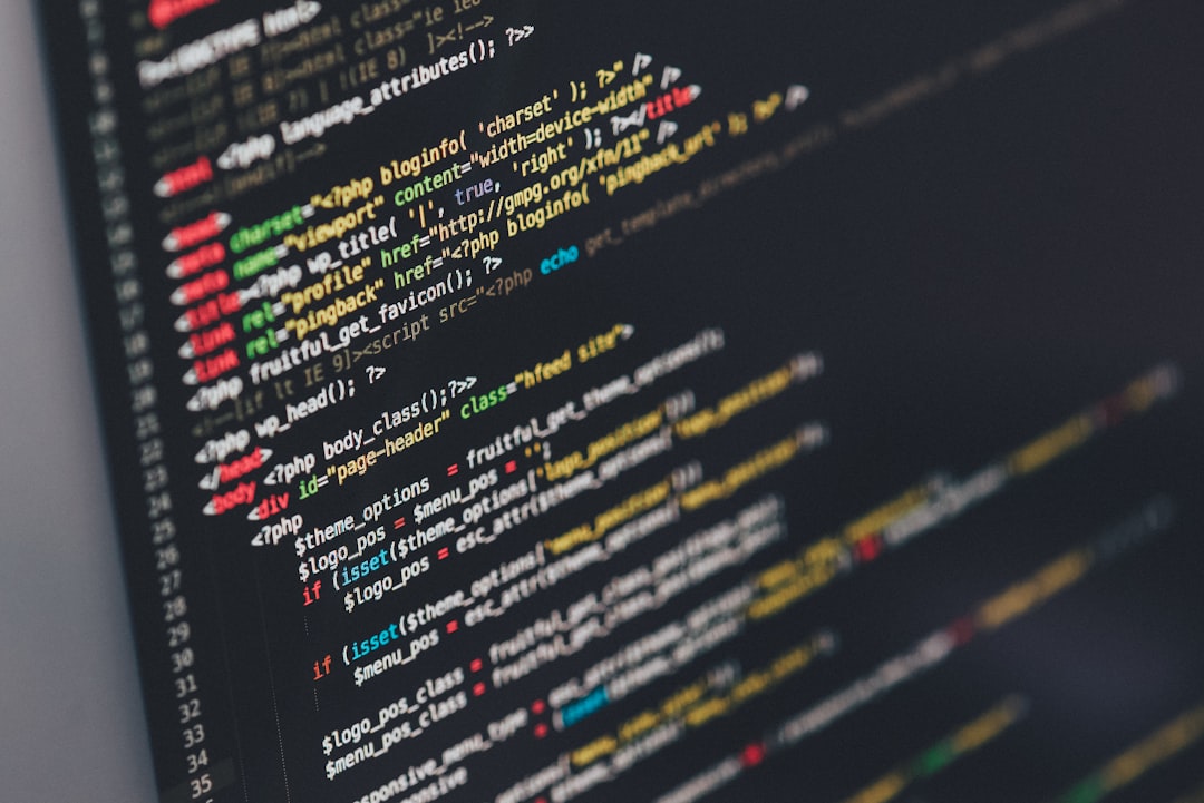 Quellcode auf einem Monitor als Symbol fuer Software-Modernisierung und Legacy-Ablösung