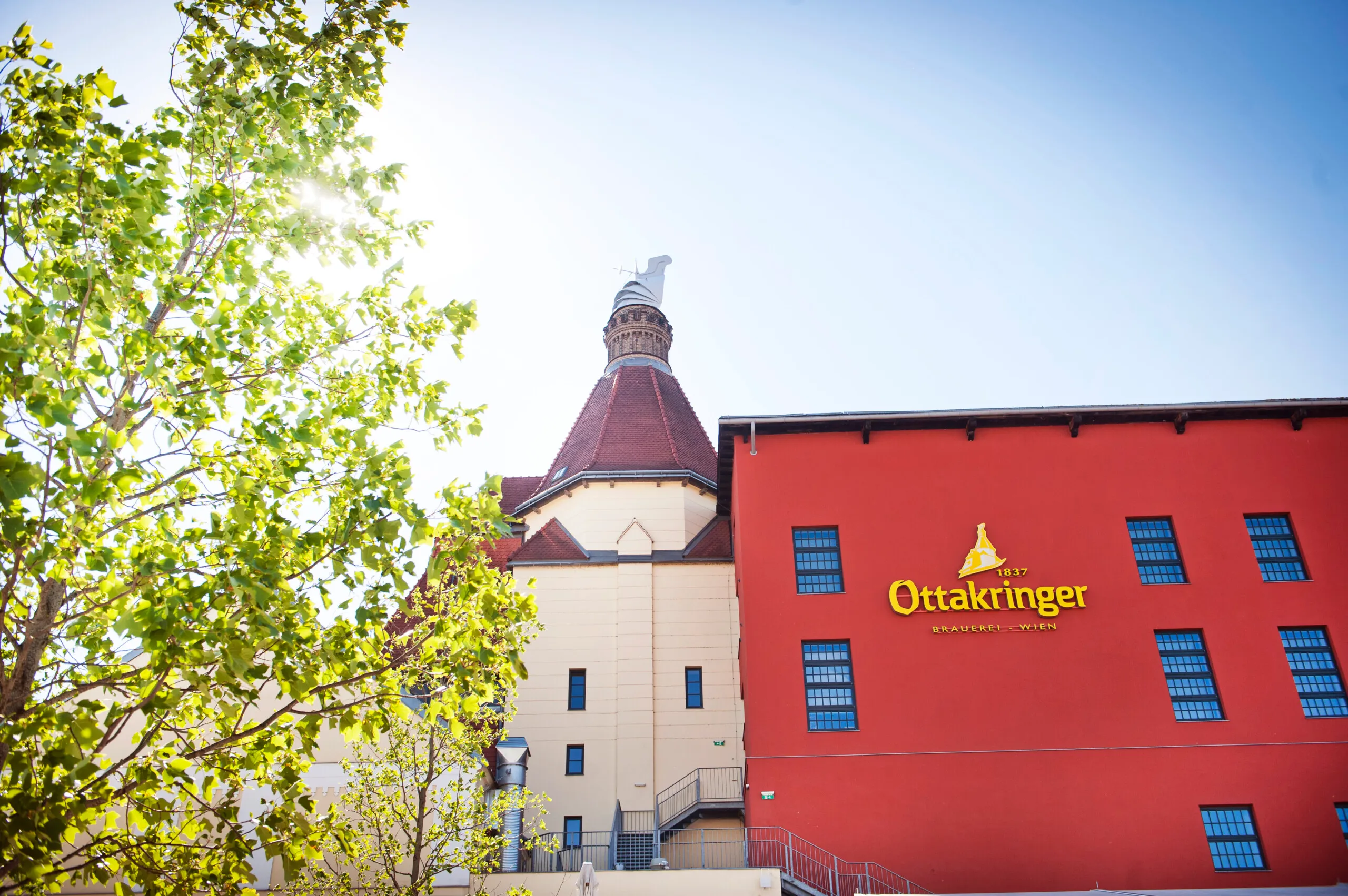 Gebäude der Ottakringer Brauerei in Wien mit einem großen Ottakringer Logo an der Fassade